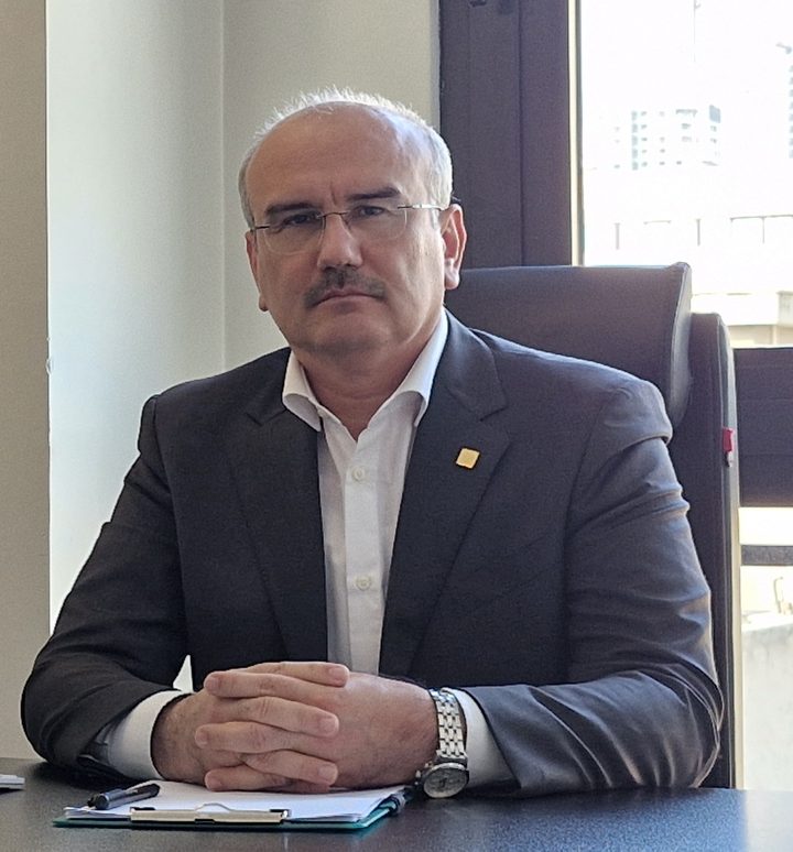 آبا آبائی، مدیرعامل شرکت مهندسی توسعه زیرساخت رسام انرژی در دفتر مرکزی
